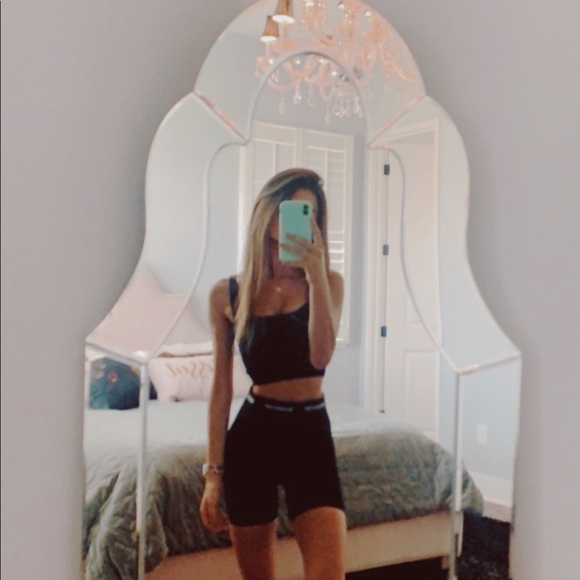 Meet your Posher, Tya - Picture 3 of 4